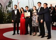 (240526) -- CANNES, May 26, 2024 (Xinhua) -- Director Sean Baker (3rd L) and cast members pose with the 