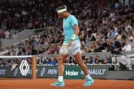 (240527) -- PARIS, May 27, 2024 (Xinhua) -- Rafael Nadal of Spain reacts while competing against Alexander Zverev of Germany during the men