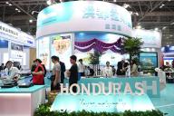 (240531) -- FUZHOU, May 31, 2024 (Xinhua) -- People visit the booth of Honduras, guest of honor of the 2024 China (Fuzhou) International Seafood & Fisheries Expo, in Fuzhou, capital of southeast China