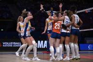 (240531) -- MACAO, May 31, 2024 (Xinhua) -- Players of the Netherlands celebrate winning the preliminary match between the Netherlands and the Dominican Republic at the Women