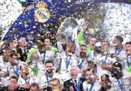 (240602) -- LONDON, June 2, 2024 (Xinhua) -- Team members of Real Madrid celebrate with the trophy after winning the UEFA Champions League final match between Real Madrid and Borussia Dortmund in London, Britain, June 1, 2024. (Xinhua\/Str