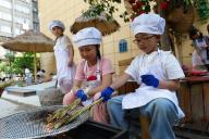 (240602) -- XUZHOU, June 2, 2024 (Xinhua) -- Children roast ears of wheat at Xuhai Road Kindergarten in Xuzhou, east China