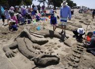 (240602) -- SAN FRANCISCO, June 2, 2024 (Xinhua) -- People view a sandcastle work created by competitors during a sandcastle competition in San Francisco, the United States, June 1, 2024. (Photo by Li Jianguo/Xinhua
