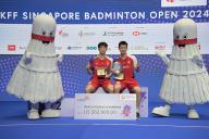 (240602) -- SINGAPORE, June 2, 2024 (Xinhua) -- Champions He Jiting (L)/Ren Xiangyu pose for photos during the awarding ceremony after the men