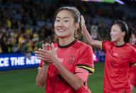 (240603) -- SYDNEY, June 3, 2024 (Xinhua) -- Wu Haiyan of China greets spectators after a friendly football match between China and Australia in Sydney, Australia, June 3, 2024. (Xinhua/Ma Ping