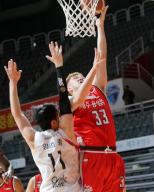 Goyang Orion player in action Lee Seung-hyun (R) of the Goyang Orion Orions goes up for a shot during the Korean Basketball League game against the Anyang KGC at Goyang Gymnasium in Goyang, north of Seoul, on Dec. 16, 2020. (Yonhap)/2020-12-17 09:27:37/ < 1980-2020 YONHAPNEWS AGENCY. 