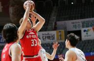 Goyang Orion player in action Lee Seung-hyun (C) of the Goyang Orion Orions goes up for a shot during the Korean Basketball League game against the Anyang KGC at Goyang Gymnasium in Goyang, north of Seoul, on Dec. 16, 2020. (Yonhap)/2020-12-17 09:26:31/ < 1980-2020 YONHAPNEWS AGENCY. 