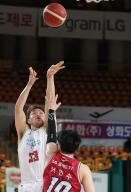 Lee Seung-hyun in action Lee Seung-hyun (L) of the Goyang Orion Orions goes up for a shot during a Korean Basketball League game against the Changwon LG Sakers at Changwon Gymnasium in Changwon, South Gyeongsang Province, on Oct. 25, 2021. (Yonhap)/2021-10-26 15:18:07/ < 1980-2021 YONHAPNEWS AGENCY. 