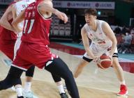 Lee Seung-hyun in action Lee Seung-hyun (R) of the Goyang Orion Orions dribbles the ball during a Korean Basketball League game against the Changwon LG Sakers at Changwon Gymnasium in Changwon, South Gyeongsang Province, on Oct. 25, 2021. (Yonhap)/2021-10-26 15:17:52/ < 1980-2021 YONHAPNEWS AGENCY. 