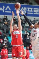 Basketball: Suwon KT Sonicboom vs. Goyang Orion Orions Lee Seung-hyun (L) of the Goyang Orion Orions releases a jump shot during a Korean Basketball League game against the Suwon KT Sonicboom at Goyang Gymnasium in Goyang, north of Seoul, on Jan. 10, 2022. (Yonhap)/2022-01-11 09:56:20/ < 1980-2022 YONHAPNEWS AGENCY. 