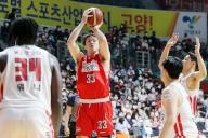 Basketball: Seoul SK Knights vs. Goyang Orion Orions Lee Seung-hyun (C) of the Goyang Orion Orions goes up for a shot during the Game 3 of the Korean Basketball League semi-final playoff series against the Seoul SK Knights at Goyang Gymnasium in Goyang, north of Seoul, on April 24, 2022. (Yonhap)/2022-04-25 12:22:33/ < 1980-2022 YONHAPNEWS AGENCY. 