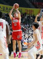 Basketball: Seoul SK Knights vs. Goyang Orion Orions Lee Seung-hyun (2nd from L) of the Goyang Orion Orions goes up for a shot during the Game 3 of the Korean Basketball League semi-final playoff series against the Seoul SK Knights at Goyang Gymnasium in Goyang, north of Seoul, on April 24, 2022. (Yonhap)/2022-04-25 12:22:38/ < 1980-2022 YONHAPNEWS AGENCY. 