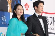 Blue Dragon Awards Actors Kim Hye-soo (L) and Yoo Yeon-seok, hosts of the 43rd Blue Dragon Awards, pose for a photo during the red carpet event at KBS Hall in Seoul on Nov. 25, 2022. (Yonhap)/2022-11-25 21:09:10/ < 1980-2022 YONHAPNEWS AGENCY. 