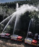Disaster response drill Firefighters participate in a fire hose exercise under the scenario of a wildfire at a mountain in Gyeongsan, North Gyeongsang Province, southeastern South Korea, on Oct. 30, 2023. (Yonhap)/2023-10-30 13:58:54/ < 1980-2023 YONHAPNEWS AGENCY. 