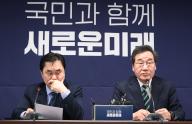 Lee Nak-yon breaks with ex-ruling party chief Lee Nak-yon (R) and Kim Jong-min, co-heads of the Saemirae party, attend a press conference at its headquarters in Seoul on Feb. 20, 2024, to announce that the party has retracted a decision to join hands with the New Reform Party led by Lee Jun-seok, former leader of the ruling People Power Party. The breakup came 11 days after the two parties were merged under the so-called "big tent" political party ahead of the April parliamentary elections. (Yonhap)/2024-02-20 12:28:23/ < 1980-2024 YONHAPNEWS AGENCY. 