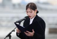 Commemoration of soldiers lost in inter-Korean naval clashes Kim Hae-bom, a daughter of the late Master Sergeant Kim Tae-seok, one of 55 troops who perished in three major western naval skirmishes with North Korea, reads a letter sent to her father during their annual memorial ceremony at the Navy