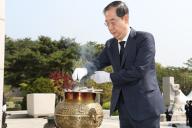 Anniversary of 1960 pro-democracy movement Prime Minister Han Duck-soo burns incense during a ceremony for the 64th anniversary of the April 19, 1960, pro-democracy uprising by students at the April 19th National Cemetery in Seoul on April 19, 2024. (Pool photo) (Yonhap)\/2024-04-19 10:32:21\/ < 1980-2024 YONHAPNEWS AGENCY.