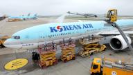 Spring cleaning Workers scrub the fuselage of a Korean Air plane with mops at a hangar in Incheon International Airport, west of Seoul, on April 25, 2024. (Pool photo) (Yonhap)\/2024-04-25 10:40:33\/ < 1980-2024 YONHAPNEWS AGENCY.