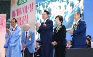 Yoon marks Parents Day President Yoon Suk Yeol (3rd from R) claps during a ceremony to mark the upcoming 52nd Parents Day at a gym in Seoul on May 3, 2024. Parents Day falls on May 8. (Pool photo) (Yonhap)\/2024-05-03 14:52:12\/ < 1980-2024 YONHAPNEWS AGENCY.