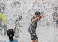 Summer weather Children play in a fountain at Gwanghwamun Square in central Seoul on May 4, 2024, as the temperature soared to almost 29 C during the day. (Yonhap)\/2024-05-04 16:23:09\/ < 1980-2024 YONHAPNEWS AGENCY.