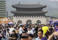 Ahead of Children\'s Day Gwanghwamun Square in central Seoul is crowded with families on May 4, 2024, ahead of Children\'s Day on May 5. (Yonhap)\/2024-05-04 21:55:37\/ < 1980-2024 YONHAPNEWS AGENCY.