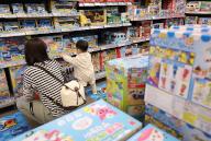 Shopping for toys on Children\'s Day A kid looks at toys with his or her mother at a toy section of a large discount store in Seoul on Children\'s Day on May 5, 2024. (Yonhap)\/2024-05-05 14:05:27\/ < 1980-2024 YONHAPNEWS AGENCY.