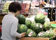 Watermelon on sale A shopper looks at watermelons on sale at a supermarket in Seoul on May 5, 2024. (Yonhap)\/2024-05-05 14:44:58\/ < 1980-2024 YONHAPNEWS AGENCY.