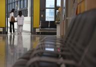 Hospital on Children\'s Day A child patient walks down a hallway of a hospital in Seoul on Children\'s Day on May 5, 2024.\/2024-05-05 17:00:49\/ < 1980-2024 YONHAPNEWS AGENCY.
