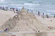 Last day of long weekend A person sculpts a sandcastle at Haeundae Beach in Busan, 320 kilometers southeast of Seoul, on May 6, 2024, on the final day of a long weekend due to the Children\'s Day holiday. (Yonhap)\/2024-05-06 16:10:36\/ < 1980-2024 YONHAPNEWS AGENCY.