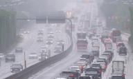 Rainy long weekend Vehicles move along the Gyeongbu Expressway near southern Seoul amid rainfall on May 6, 2024, the last day of a long weekend due to the Children\'s Day holiday. (Yonhap)\/2024-05-06 17:00:37\/ < 1980-2024 YONHAPNEWS AGENCY.
