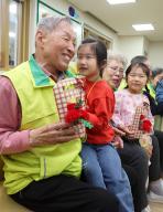 Ahead of Parents\' Day Kindergartners convey carnations to senior citizens at a silver center in Suwon, 30 kilometers south of Seoul, on May 7, 2024, one day ahead of Parents\' Day. (Yonhap)\/2024-05-07 15:12:05\/ < 1980-2024 YONHAPNEWS AGENCY.