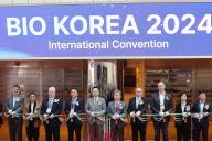 Bio fair Participants, including Health Minister Cho Kyoo-hong (5th from L), cut tape during an opening ceremony of the Bio Korea 2024 at COEX in Seoul on May 8, 2024. (Yonhap)\/2024-05-08 14:53:58\/ < 1980-2024 YONHAPNEWS AGENCY.