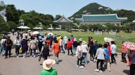 Anniversary of ex-presidential office\'s public opening The former presidential office, Cheong Wa Dae, in Seoul bustles with visitors on May 9, 2024, one day prior to the second anniversary of its opening to the public. (Yonhap)\/2024-05-09 17:01:39\/ < 1980-2024 YONHAPNEWS AGENCY.