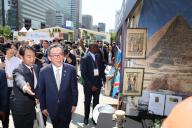 Africa Culture Festival Foreign Minister Cho Tae-yul (R) visits the Egypt booth after attending the opening ceremony of the 2024 Africa Culture Festival in Seoul on May 10, 2024. (Yonhap)\/2024-05-10 13:57:26\/ < 1980-2024 YONHAPNEWS AGENCY.