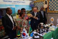 Africa Culture Festival Foreign Minister Cho Tae-yul (2nd from R) visits the Tanzania booth after attending the opening ceremony of the 2024 Africa Culture Festival in Seoul on May 10, 2024. (Yonhap)\/2024-05-10 13:58:13\/ < 1980-2024 YONHAPNEWS AGENCY.