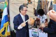 Africa Culture Festival Foreign Minister Cho Tae-yul (L) visits the Sierra Leone booth after attending the opening ceremony of the 2024 Africa Culture Festival in Seoul on May 10, 2024. (Yonhap)\/2024-05-10 13:57:44\/ < 1980-2024 YONHAPNEWS AGENCY.