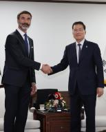 Unification minister meets Slovak FM South Korean Unification Minister Kim Yung-ho (R) poses for a photo with Slovak Foreign Minister Juraj Blanar during their talks at the government complex in Seoul on May 13, 2024. (Yonhap)/2024-05-13 15:00:46/ < 1980-2024 YONHAPNEWS AGENCY. 