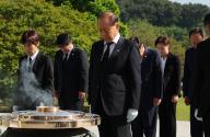 Ruling party\'s new leadership visits Nat\'l Cemetery The new leadership of the ruling People Power Party, including its interim leader Hwang Woo-yea (C), pay their respects during a visit to the National Cemetery in Seoul on May 14, 2024. (Yonhap)\/2024-05-14 09:37:10\/ < 1980-2024 YONHAPNEWS AGENCY.