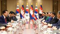 S. Korea-Cambodia summit President Yoon Suk Yeol (L) speaks during a summit with Cambodian Prime Minister Hun Manet (2nd from R) at the presidential office in Seoul on May 16, 2024. (Pool photo) (Yonhap)/2024-05-16 11:00:07/ < 1980-2024 YONHAPNEWS AGENCY. 