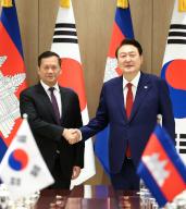 S. Korea-Cambodia summit President Yoon Suk Yeol (R) poses for a photo with Cambodian Prime Minister Hun Manet during their talks at the presidential office in Seoul on May 16, 2024. (Pool photo) (Yonhap)/2024-05-16 10:59:55/ < 1980-2024 YONHAPNEWS AGENCY. 