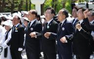 Rival party leaders hold hands Choo Kyung-ho (2nd from R), the ruling People Power Party