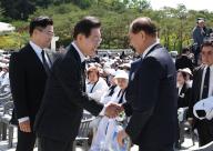 Rival party leaders shake hands Hwang Woo-yea (R), interim leader of the ruling People Power Party, shakes hands with the main opposition Democratic Party