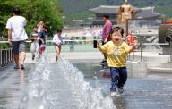 Early summer Children play in a fountain at Gwanghwamun Square in central Seoul on May 19, 2024, as the temperature soared to almost 29 C during the day. (Yonhap)/2024-05-19 17:27:42/ < 1980-2024 YONHAPNEWS AGENCY. 