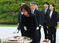 New KIP leadership Her Euna, new leader of the minor Korea Innovation Party (KIP), burns incense during a visit to the National Cemetery in Seoul on May 20, 2024. (Yonhap)/2024-05-20 09:08:14/ < 1980-2024 YONHAPNEWS AGENCY. 