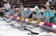 Kids experience salt collection Kids experience salt collecting at a salt pond in Incheon, west of Seoul, on June 3, 2024. (Yonhap)/2024-06-03 14:42:12/ < 1980-2024 YONHAPNEWS AGENCY. 